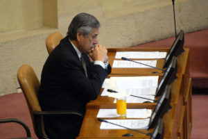 Qué ha hecho en el Congreso Fernando Meza, el diputado que pidió la lista de periodistas de TVN