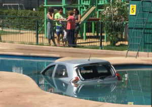 FOTOS | Quería ir a votar en Valparaíso y terminó con su auto dentro de una piscina