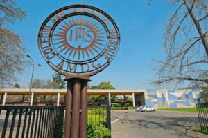 Ex alumno de San Ignacio de El Bosque se suma a Viñuela en denuncia contra sacerdote y critica al cura Montes