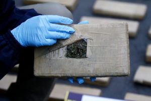 Ex miembro de las FARC fue detenido en el aeropuerto de Santiago con seis kilos de marihuana