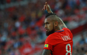 FOTO | Arturo Vidal solo necesitó de una palabra para responder a quema de muñeco en Argentina