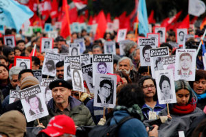 Papa Francisco se reunirá con víctimas de la dictadura: no se descarta reunión con afectados por abuso sexual