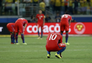 Épico tapabocas de Luis Omar Tapia a hincha mexicano que quiso trolear a la Roja por no ir al Mundial