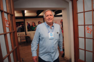 Jorge Burgos amenaza con renunciar a la DC si concretan acercamientos con el Frente Amplio