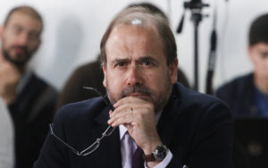 Ministro Undurraga quiere competir por presidencia DC con 