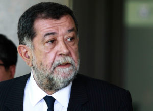 Gobierno mantendrá a Villalobos en medio de escándalo por Operación Huracán