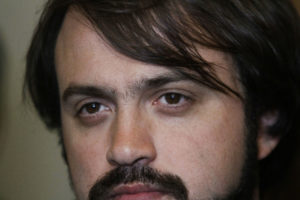 Casas de dos pisos y de 62m2: Jorge Sharp anuncia cómo serán las nuevas viviendas sociales de Valparaíso