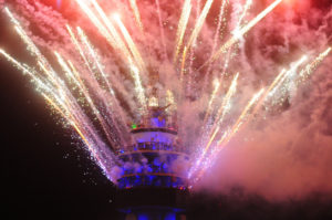 Alcalde de Santiago reconoce error en lanzamiento de fuegos artificiales desde Torre Entel
