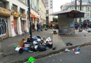 FOTOS | La basura que dejó la celebración del Año Nuevo en las calles de Valparaíso