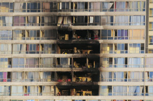 Bomberos tras incendio en gueto vertical: 