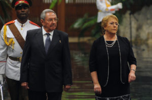 Presidenta Michelle Bachelet se reúne con Raúl Castro durante visita a Cuba