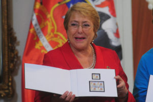 Bachelet acepta cargo internacional en la OMS como sucesora de esposa de Mandela