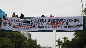 Manifestantes protestan frente a embajada de Argentina por visita del Papa