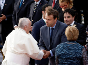 VIDEO | Germán Codina rompió el protocolo apenas Francisco pisó suelo chileno