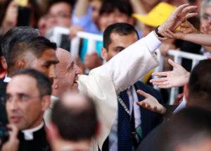 Hombre fallece mientras esperaba el paso de Francisco por Providencia