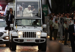 Chile es Springfield: perdieron las llaves del papamóvil