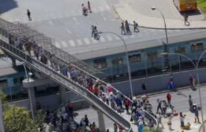 Metro trasladó a 100 mil pasajeros durante la madrugada y colapsó estación cercana a Parque O'Higgins