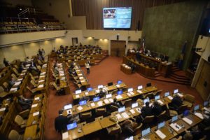 Viaje de diputados oficialistas pone en jaque agenda legislativa del Gobierno