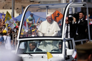 FOTO+VIDEO | Alcaldesa Cathy Barriga le pidió una selfie al Papa a su llegada a Maipú