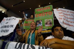 VIDEO | El triste espectáculo de fanáticos religiosos tras aprobarse la Ley de Identidad de Género