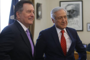 Roberto Ampuero viajará con Heraldo Muñoz a París para reunirse con equipo jurídico de Chile ante La Haya