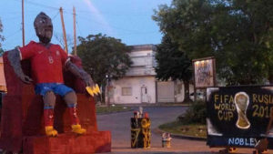 VIDEO | Así quemaron el muñeco de Arturo Vidal viendo el Mundial por TV en Argentina