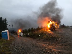 Encapuchados queman maquinaria de forestal Arauco en Lanco