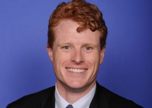 Heredero político de los Kennedy fue el encargado de replicar la cuenta pública de Donald Trump