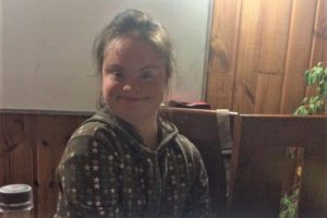 Padres de joven con síndrome de Down demandan a colegio por discriminación