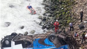 Perú: Caída de autobús en acantilado deja al menos 36 fallecidos