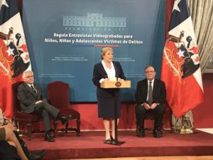 Bachelet promulga ley de entrevistas videograbadas para menores