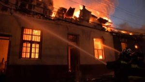 VIDEO | Incendio en cerro Molino de Valparaíso consumió seis viviendas