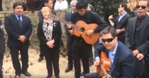 VIDEO | Bachelet sorprende cantando cueca en el funeral de Nicanor Parra