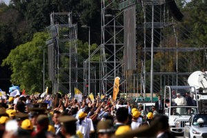 VIDEO | El momento exacto en que manifestante interrumpe el silencio de la misa del Papa con dura consigna contra Gendarmería