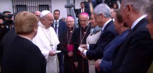 VIDEO | La gran diferencia de los saludos del Papa a Piñera y Lagos
