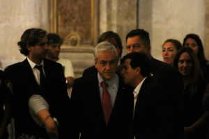 VIDEO | Piñera interrumpe el momento más emotivo del velorio de Nicanor Parra