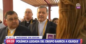 VIDEO | Matonaje eclesiástico: obispo de San Bernardo empujó a periodista para evitar preguntas a Barros