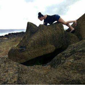 Comunidad rapanui denuncia a turista chilena que se tomó fotos arriba de un moai
