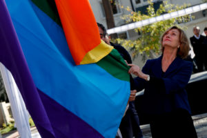 Movilh aplaude a Matthei por circular que pide respeto a las personas trans y usar su nombre social