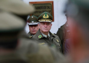 Carabineros y Ejército pagan auto, chofer, bencina y tag vitalicio a ex altos mandos por decreto reservado