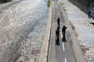 Uso de bicicleta en Chile: 58%  declara no usar casco y un 72% circula por las veredas