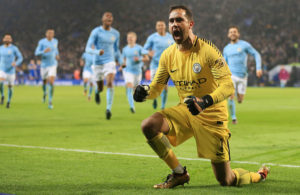 Épica respuesta de Claudio Bravo deja hundido en el asiento a hincha azul