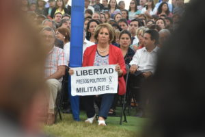 “Libertad a los presos políticos militares”: la inusual protesta de core UDI frente a Bachelet