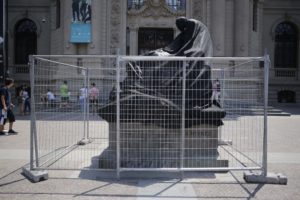 Organización de la Fórmula E se hará cargo de la restauración de escultura dañada en el frontis del MNBA