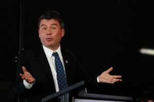 Ministro Mena manda mensaje a Valente: 