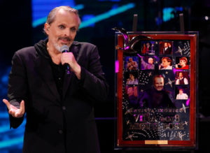 El particular regalo que recibió Miguel Bosé como Artista Icono del Festival