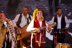 FOTO | El político cartel de vocalista de Illapu en competencia internacional del Festival