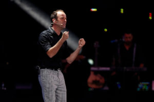 VIDEO | Stefan Kramer se burla del collage de Miguel Bosé en pleno Festival