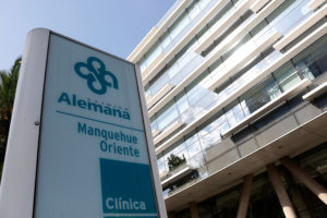 ISP notifica a dos hospitales por posible contaminación de suplementos tras muertes en Clínica Alemana