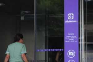 PDI cita a declarar a trabajadores de laboratorio y clínica por investigación de muerte de lactantes